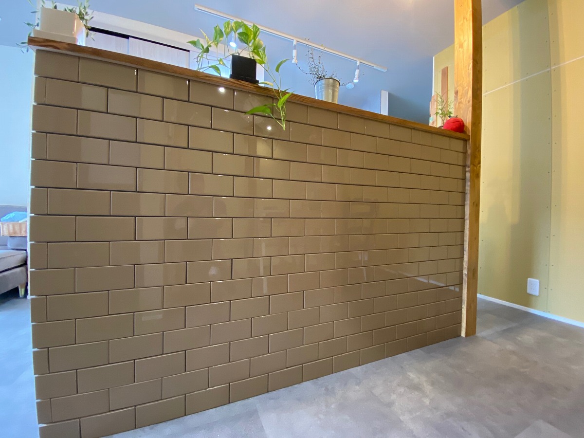 京都市右京区の戸建てリノベーションです。お客様参加型のDIYリノベーションでキッチンタイルも自作です。