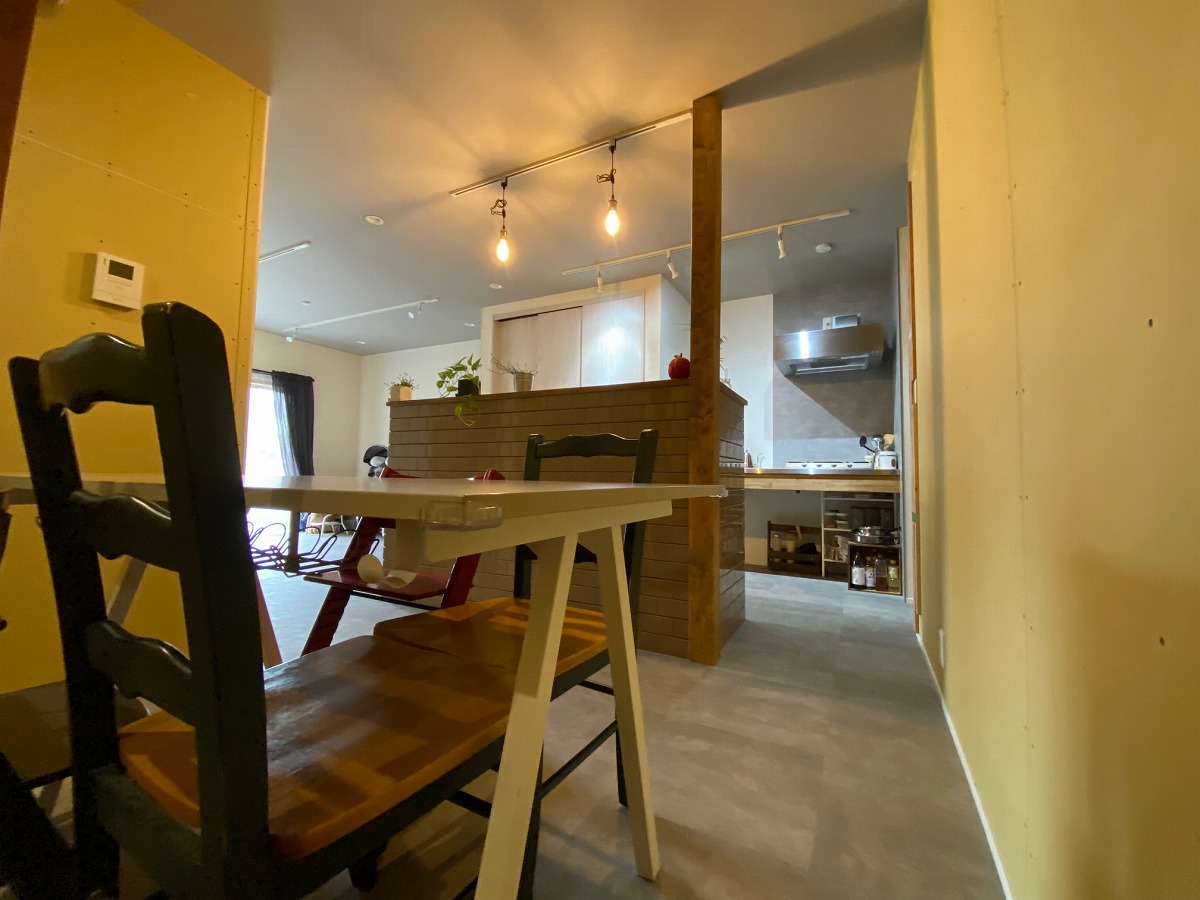 京都市右京区の戸建てリノベーションです。お客様参加型のDIYリノベーションでキッチンタイルも自作です。